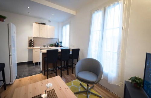 Puteaux Apartment | La Défense view, Contemporary, all comforts.