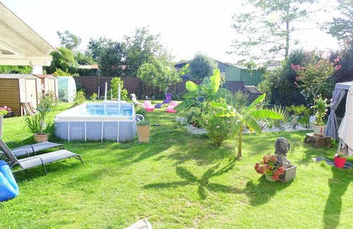 Saujon Apartment | La Datcha in a 900m2 garden planted with banana trees, agapanthus and oleanders