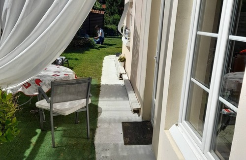 Saujon Apartment | La Datcha in a 900m2 garden planted with banana trees, agapanthus and oleanders