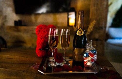 Doue-la-Fontaine Apartment | La falaise perdue, Suite troglodyte & spa privé