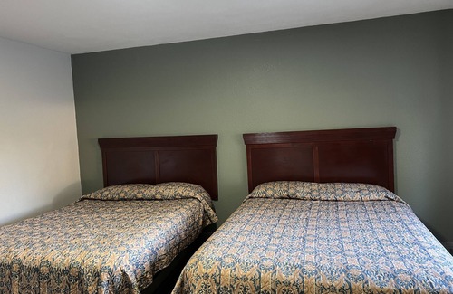 Quincy Hotel | La Familia Stay Inn