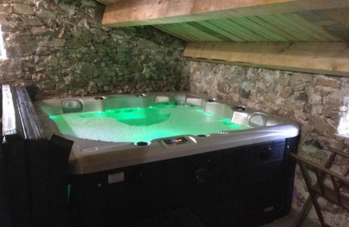 Lanarce House | La Ferme de Beauregard SPA -LANARCE 07660 - jacuzzi et sauna
