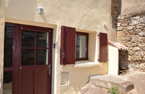 Rouffiac-des-Corbieres Cottage | La Grange, air-conditioned gîte, lovely view of Peyrepertuse castle, Cathar country