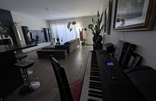 Grezan House | La Maison du Soleil & du Calme: Walking distance to the city center, private parking in Nîmes!