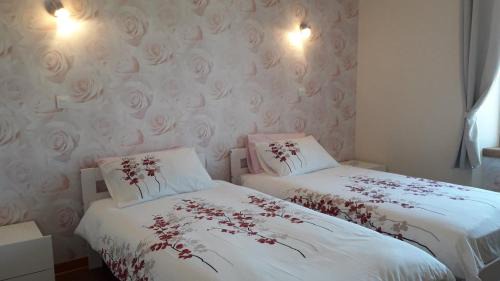 Jassat Bed & Breakfast | La Maison en Cézallier - Roses