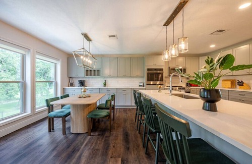 Conroe Apartment | La Maison Enchantée de Conroe 5` from Lake