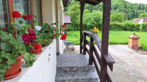 Valea Mare-Pravat House | La numărul 100, Nămăești