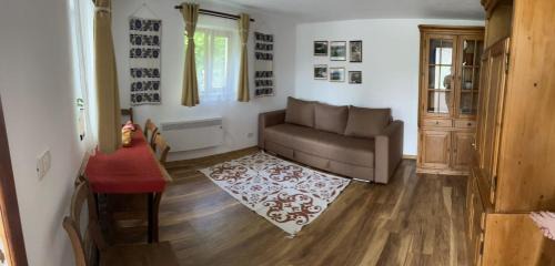 Valea Mare-Pravat House | La numărul 100, Nămăești