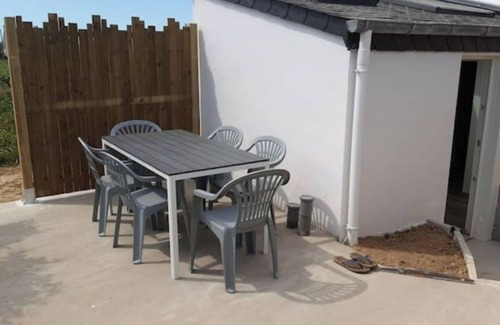 Brignogan-Plage House | La p'tite maison route du phare Brignogan-Plages with spa & pétanque court