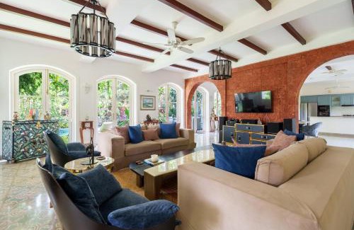 Vagator Villa | La Pasado, Huge 4 BHK villa with Large Private Pool & Garden, in Assagao, Complimentary Breakfast, full time caretaker, Bathtub, ideal for large groups