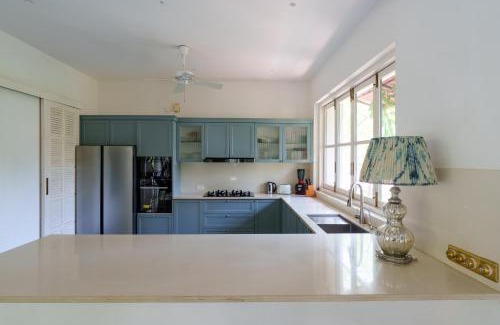 Vagator Villa | La Pasado, Huge 4 BHK villa with Large Private Pool & Garden, in Assagao, Complimentary Breakfast, full time caretaker, Bathtub, ideal for large groups