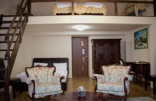 Kaposvar House | La Pergola & Prestige Panzió