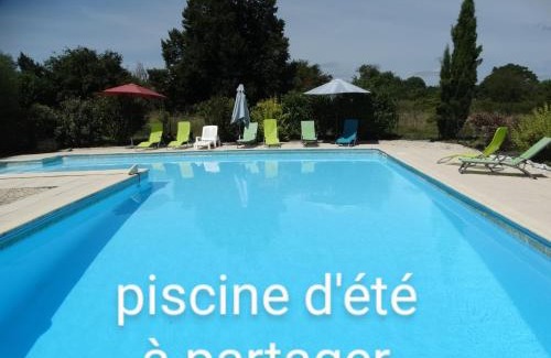 Lorignac House | La Petite Grange gîte climatisé plain-pied 3 chambres 5 personnes 2 toilettes parking WIFI piscine d'été chauffée animaux acceptés Gîte en pleine nature
