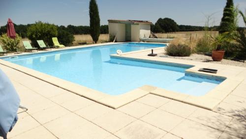 Lorignac House | La Petite Grange gîte climatisé plain-pied 3 chambres 5 personnes 2 toilettes parking WIFI piscine d'été chauffée animaux acceptés Gîte en pleine nature