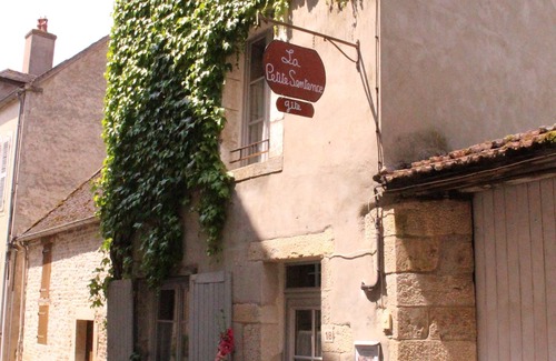 Noyers-sur-Serein House | La Petite Sentence, cottage in the heart of a medieval village in a paved street