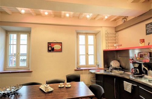 Lucca Historical Center Apartment | La Quarquonia apartment with AC, wifi and outside private court
