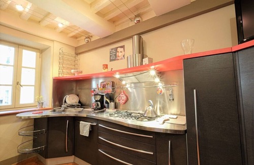 Lucca Historical Center Apartment | La Quarquonia apartment with AC, wifi and outside private court