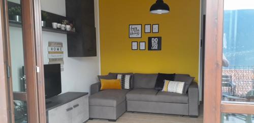 Pieve Apartment | La Quiete Lemon color by Gardadomusmea