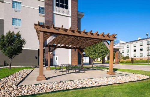Denton Hotel | La Quinta by Wyndham Denton - University Drive