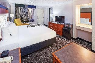 Live Oak Hotel | La Quinta Inn by Wyndham San Antonio I-35 N at Toepperwein