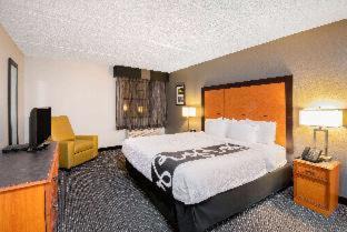Live Oak Hotel | La Quinta Inn by Wyndham San Antonio I-35 N at Toepperwein