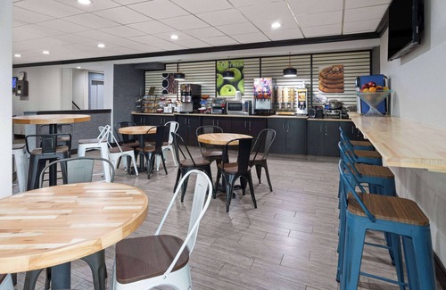 Williamsville Hotel | La Quinta Inn by Wyndham Buffalo Airport