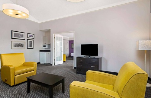 Downtown Hotel | La Quinta Inn by Wyndham Fresno Yosemite