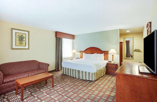 Queens Hotel | La Quinta Inn by Wyndham Queens (New York City)