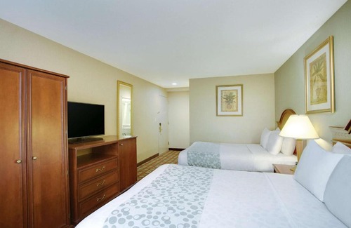 Queens Hotel | La Quinta Inn by Wyndham Queens (New York City)