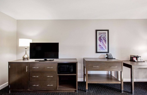 Pomona Hotel | La Quinta Inn & Suites by Wyndham Pomona