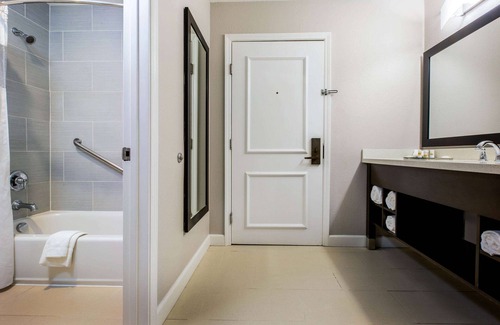 Pomona Hotel | La Quinta Inn & Suites by Wyndham Pomona
