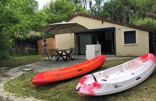 La Genevraye House | La Ravine, house on the banks of the loing for up to 6 people, with canoes and rowing boat.