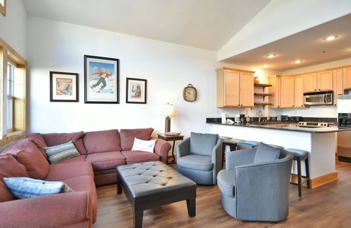 Dillon Condo | La Riva Del Lago Condo: Downtown, Close to Everything!