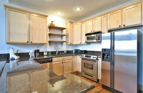 Dillon Condo | La Riva Del Lago Condo: Downtown, Close to Everything!