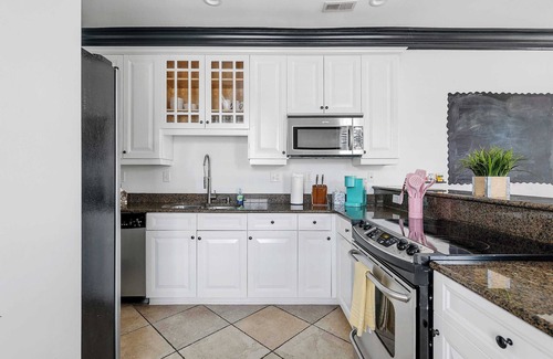 Cannonborough Elliotborough Apartment | La Rose | Bright and Comfortable Downtown Home