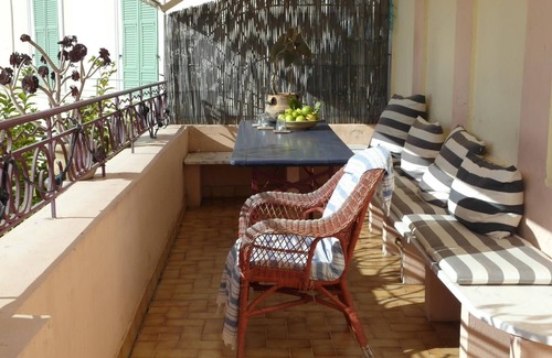 Old Town Apartment | La Terrasse du Soleil:Fantastic 3-bd apt with sundeck facing the beach!