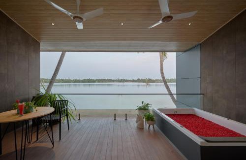 Kuzhuppilly Hotel | Lago Leisure Resort & Spa