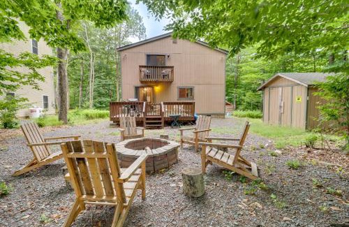 Pocono Lake House | Lake Access and Decks Pet-Friendly Poconos Cabin!