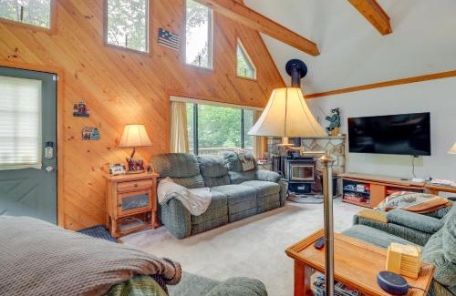 Pocono Lake House | Lake Access and Decks Pet-Friendly Poconos Cabin!