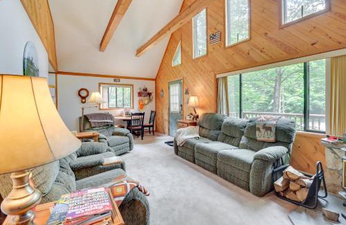 Pocono Lake House | Lake Access and Decks Pet-Friendly Poconos Cabin!
