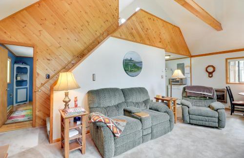 Pocono Lake House | Lake Access and Decks Pet-Friendly Poconos Cabin!