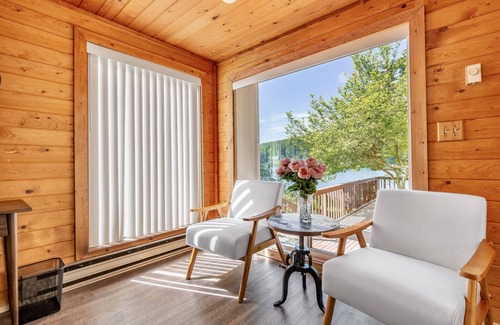 Black Diamond Cabin | Lake access cabin near trails and spring