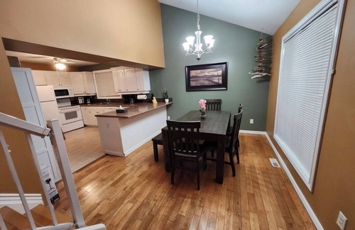 Winnipeg Beach House | Lake Escape 1-minute walk to beach/Main st