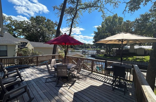 Tool House | Lake Front Cozy Cottage - PRIVATE DOCK - KAYAKS INCLUDED! LATE SUNDAY CHECKOUT