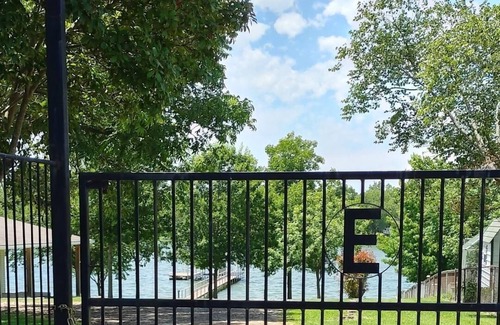 Wills Point House | Lake Front Gated Property Private Dock nBook 3 Nights - Get 4th Night Free.