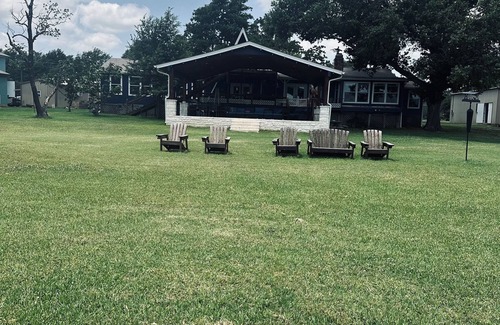 Cotton Gin House | Lake Front House with Spacious 6-bedrooms, AC, WiFi in delightful Groesbeck