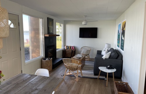 Fallis Cottage | Lake Front Retreat 45 min from Edmonton