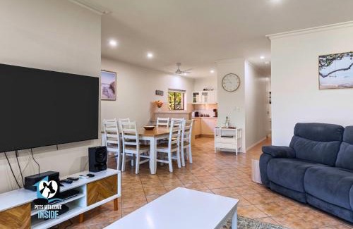 Encounter Bay House | Lake Front - Tropical Retreat at Encounter Bay!