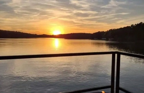Westminster House | Lake Hartwell House-Dog Friendly-Hot Tub-Private 2 Slip Double Decker Dock
