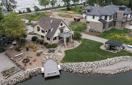 Sandusky House | Lake House at Cedar Point: Waterfront Family Retreat